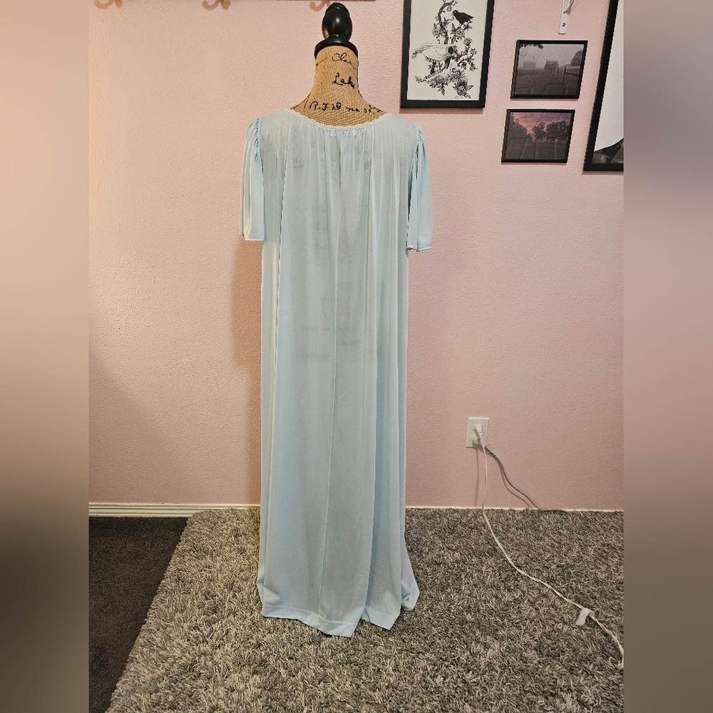 Beautiful Silky Smooth Vintage Nightgown - Picture 9 of 12